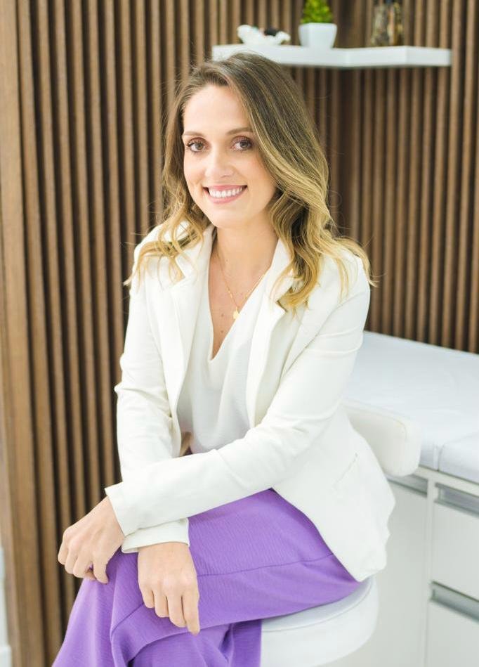 Dra. Paula Trintinalha no consultório